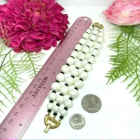 VINTAGE⚜️RARE TRIFARI CROWN Pearlescent Acrylic Beaded Bracelet - Picture 9 of 9